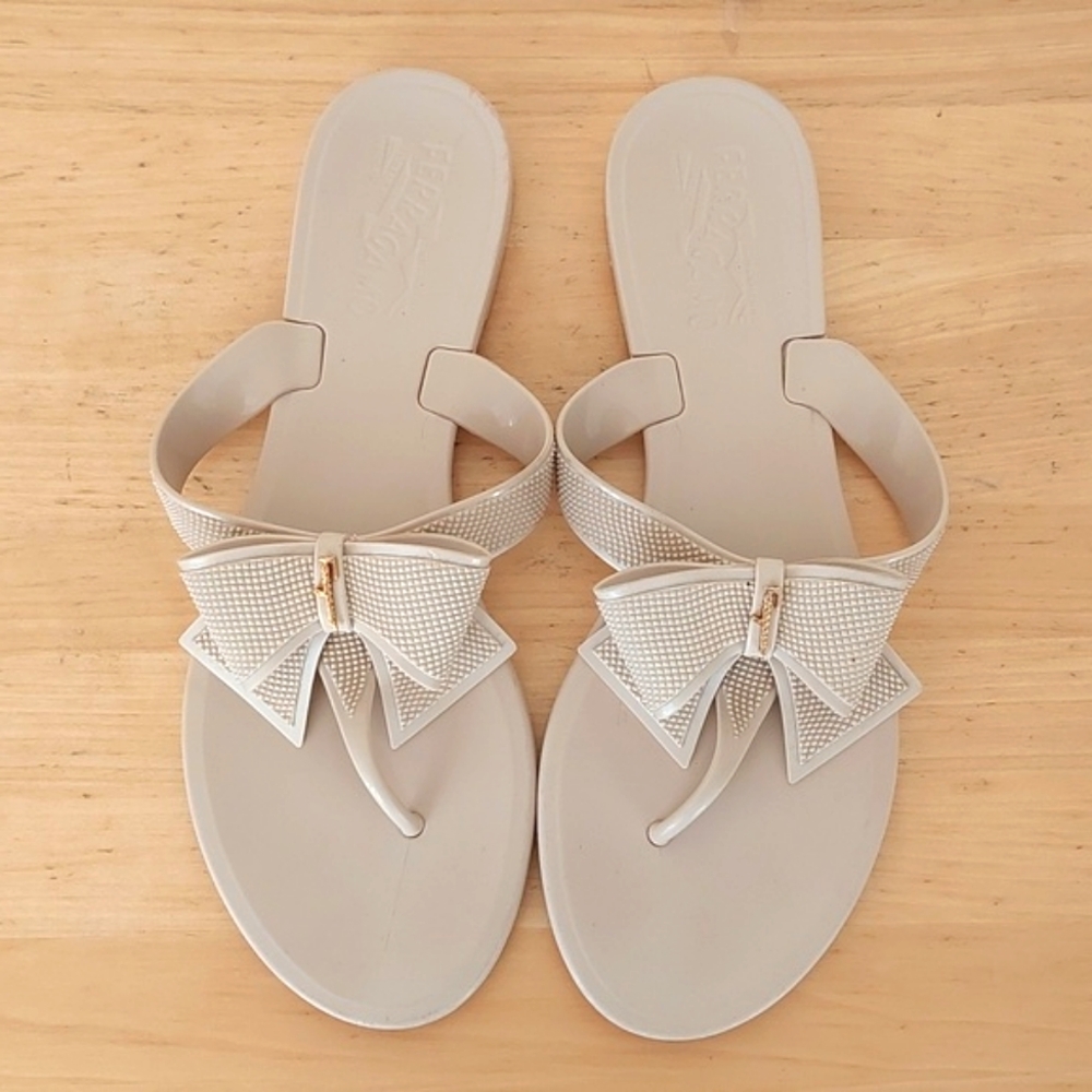 Salvatore Ferragamo Beige Bow Thong Sandals